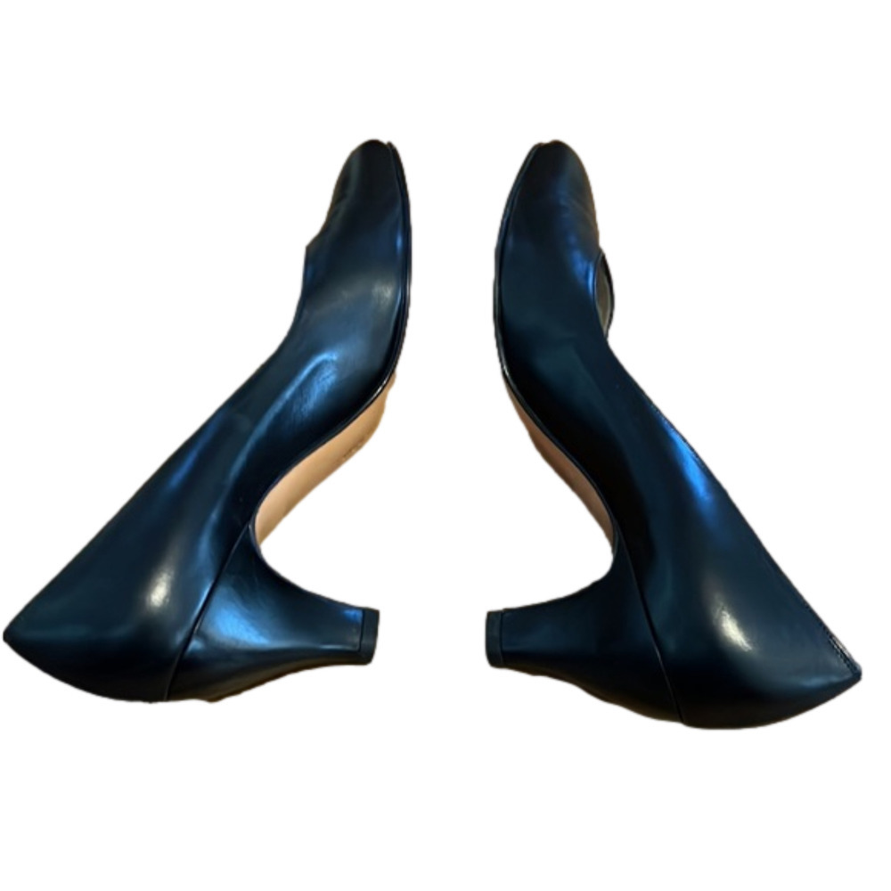 Salvatore Ferragamo black Italian leather heels - Picture 5 of 9